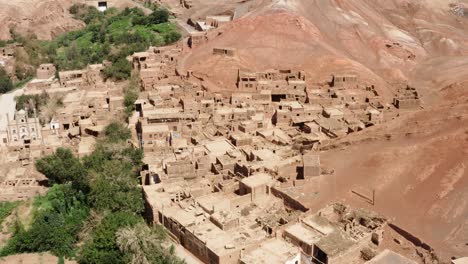 Flug-über-Tuyugou,-Ein-Abgelegenes-Chinesisches-Dorf-Mit-Adobe-Gebäuden-In-Der-Wüste