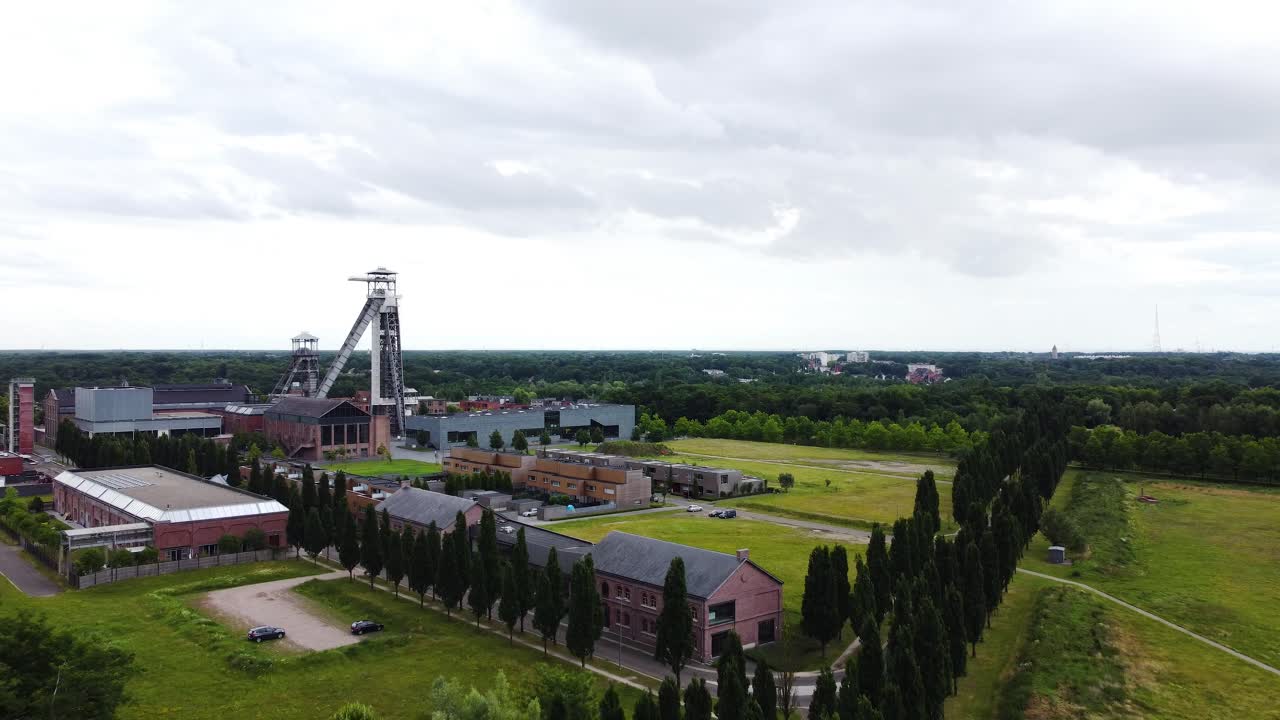 숲으로 둘러싸인 산업 시설, 공중 드론 뷰