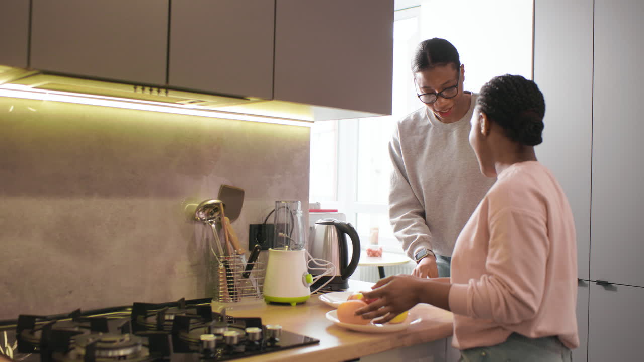 mujeres cortando frutas