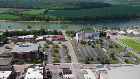 Fliegen-In-Richtung-Des-Cumberland-River-Durch-Die-Innenstadt-Von-Clarksville,-Tennessee