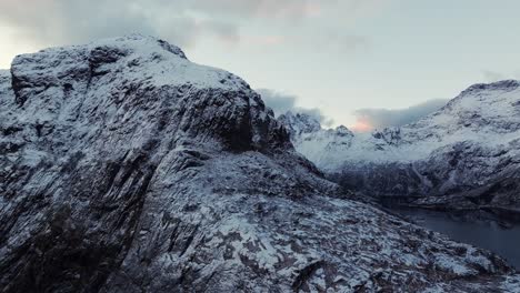 Vista-Aérea-Del-Hermoso-Paisaje-De-La-Montaña-Nevada-De-Noruega-Durante-El-Invierno