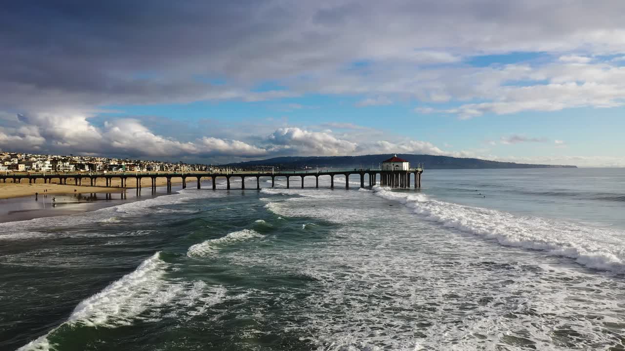 해안 해변에 있는 리조트 호텔의 공중 드론 보기