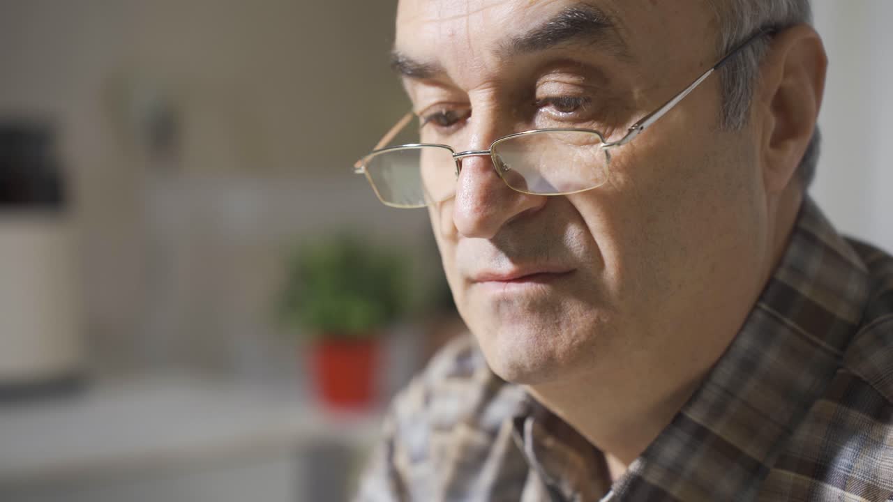 el viejo confundido e infeliz.