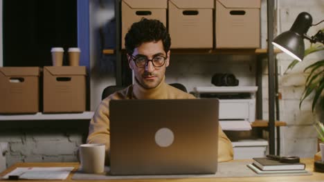 hombre trabajando hasta tarde en la oficina