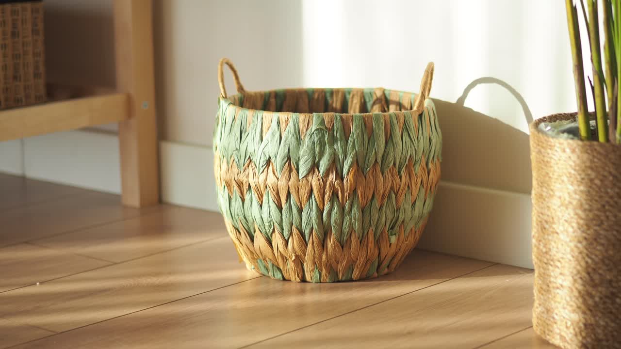 家の装飾のための織りバスケットと植物