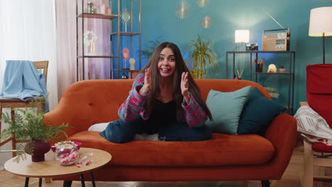 feliz joven emocionada sorprendida conmocionada por la repentina victoria buenas noticias de victoria celebrando wow reacción