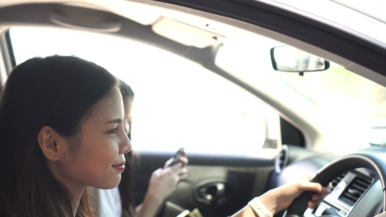 휴가 시간과 여행, 세 명의 아름다운 젊은 여성은 편안한 휴가를 위해 함께 즐겁게 여행합니다. 그리고 차에서 웃음. 지도에 의해 방향을 찾습니다.