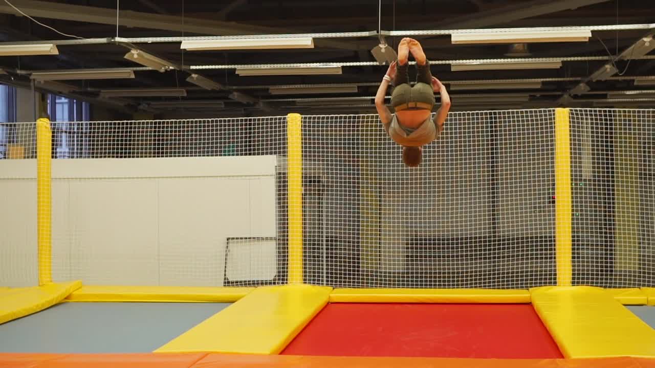 실내 트램폴린 공원에서 트램폴라인을 뒤집는 사람