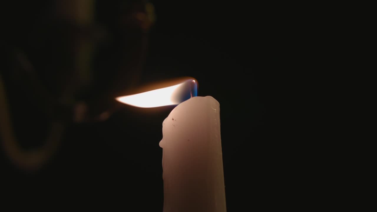 Una candela bianca solitaria accesa e poi spenta dal vento