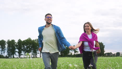 Pareja-Corriendo-En-El-Campo