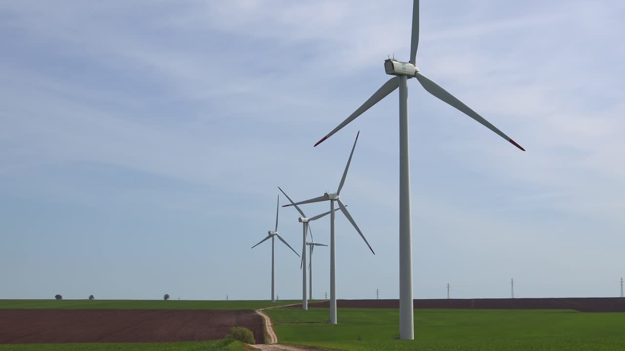 Vista sulla produzione di energia rinnovabile con generatori eolici in un parco eolico situato vicino al villaggio di Suvorovo, Varna, Bulgaria.