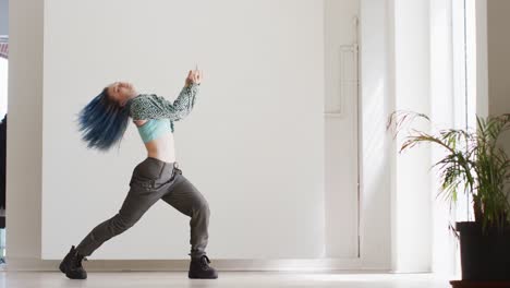 retrato de una bailarina caucásica bailando sola en un estudio de baile, cámara lenta