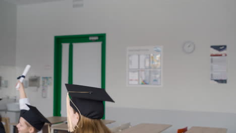 dos estudiantes felices abrazándose en clase