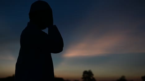 silueta joven musulmán asiático