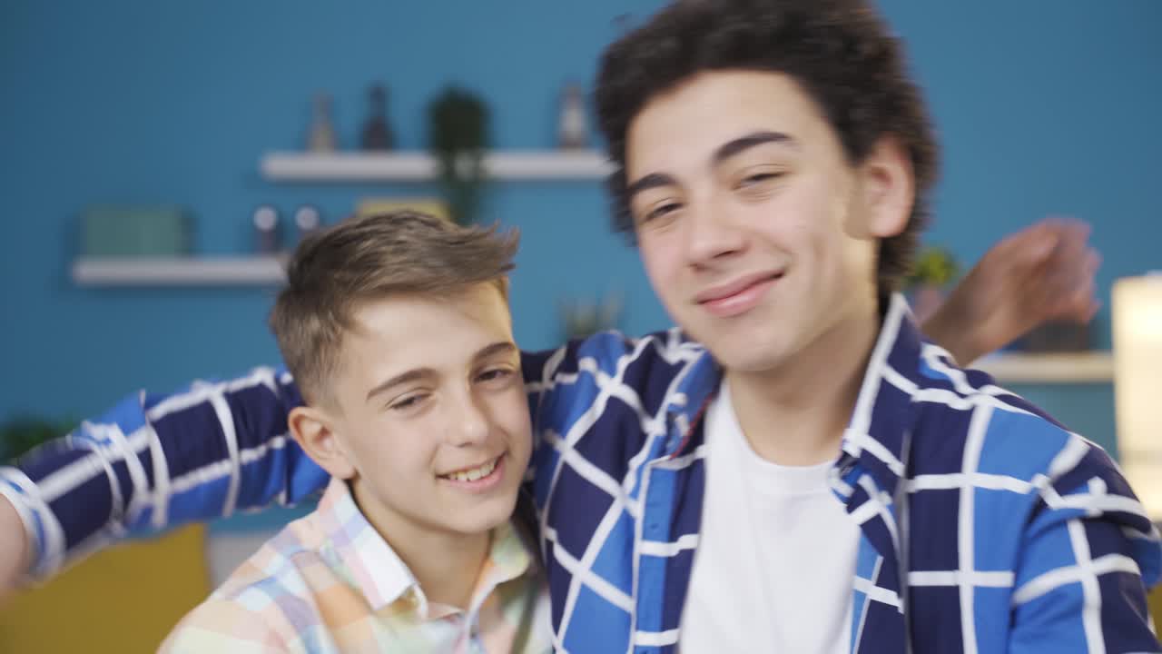 dos amigos lindos sonriendo a la cámara.