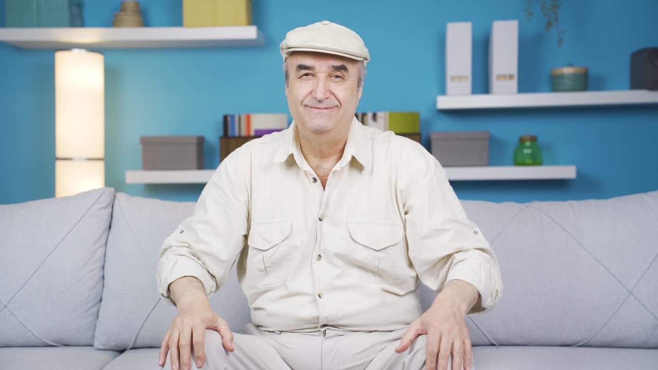 유쾌하고 행복한  ⁇ 은이가 미소 짓고 카메라에 눈을  ⁇ 습니다.