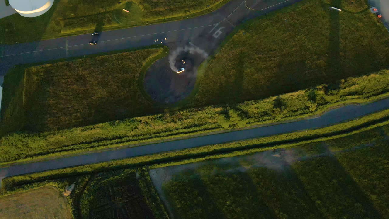 레이스 서킷에서 회전하는 흰색 표류 자동차