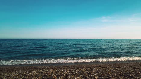 Moviéndose-A-Lo-Largo-De-La-Playa-Vacía-En-Un-Día-Claro