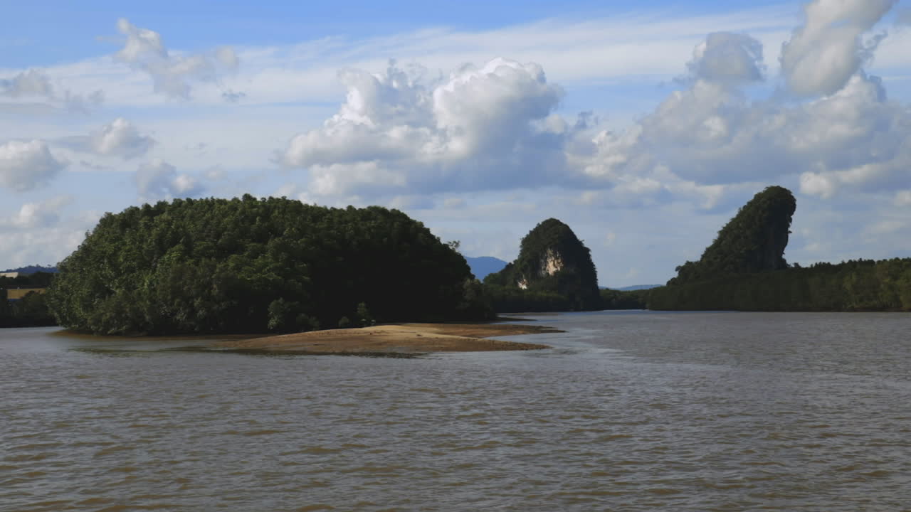 взгляд на реку и острова в краби