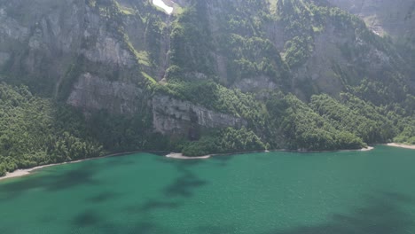 terreno montañoso rocoso hundido con agua de lago turquesa en suiza