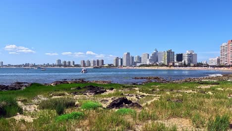 Punta-del-Este-Skyline-with-boats-and-the-beach-in-front,-Uruguay