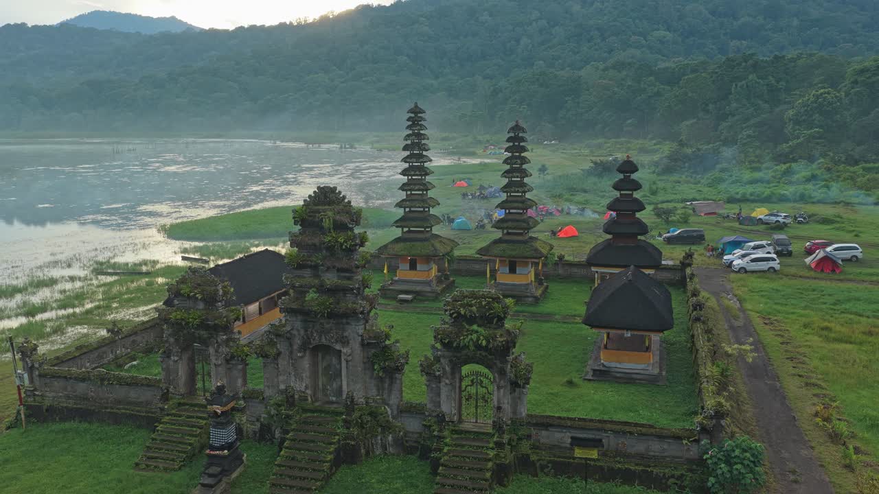 Luftfoto af Pura Ulun Danu Tamblingan tempel på Bali