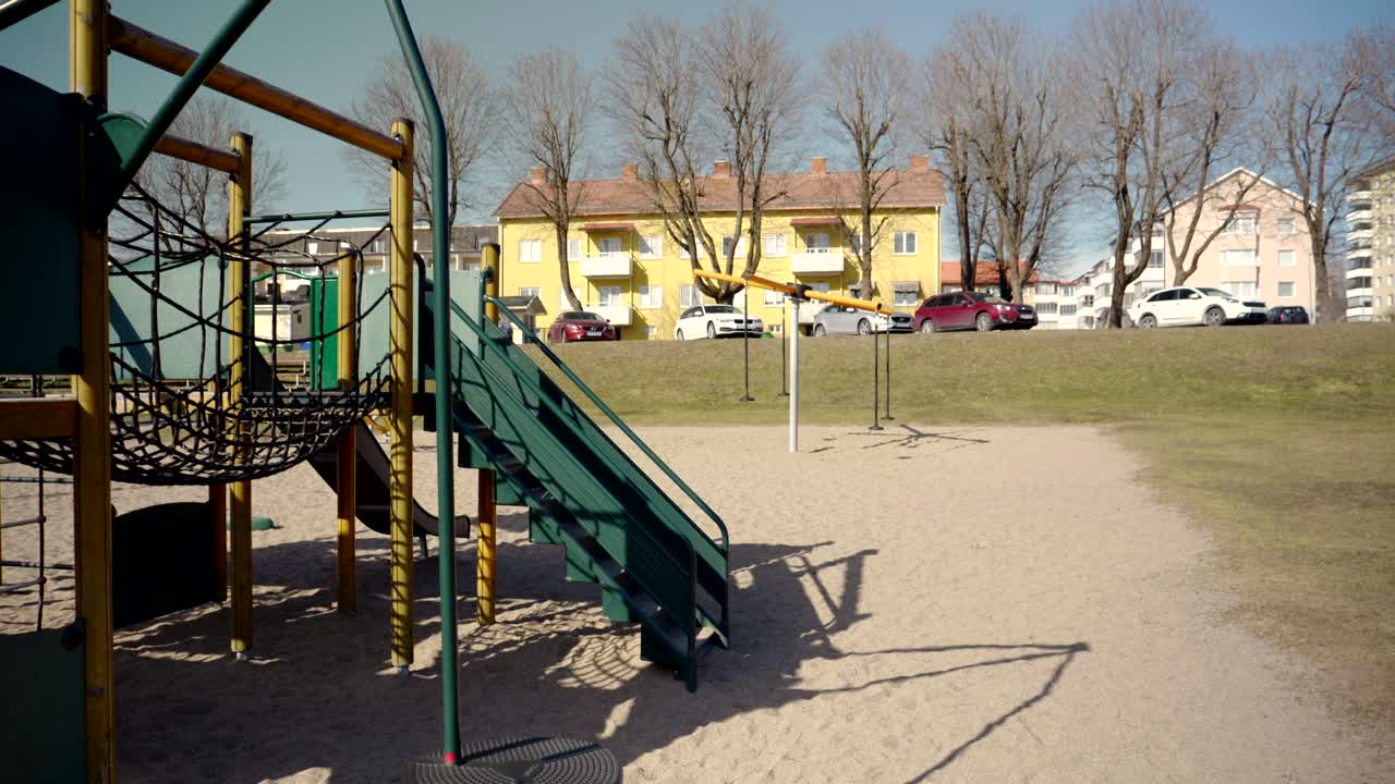 un castillo de juegos vacío con una diapositiva filmada en un día de primavera en 2020