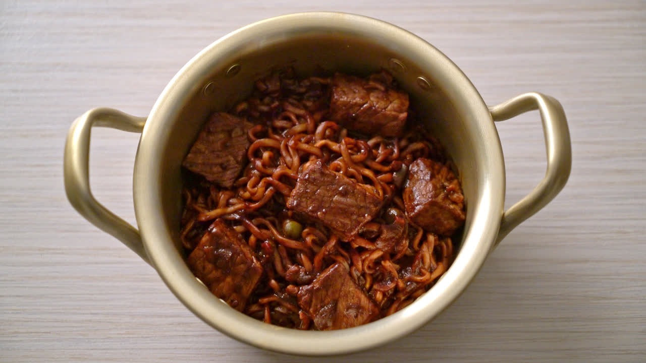 jjapaguri o chapaguri, fideos picantes de frijoles negros coreanos con carne de res - estilo de comida coreana