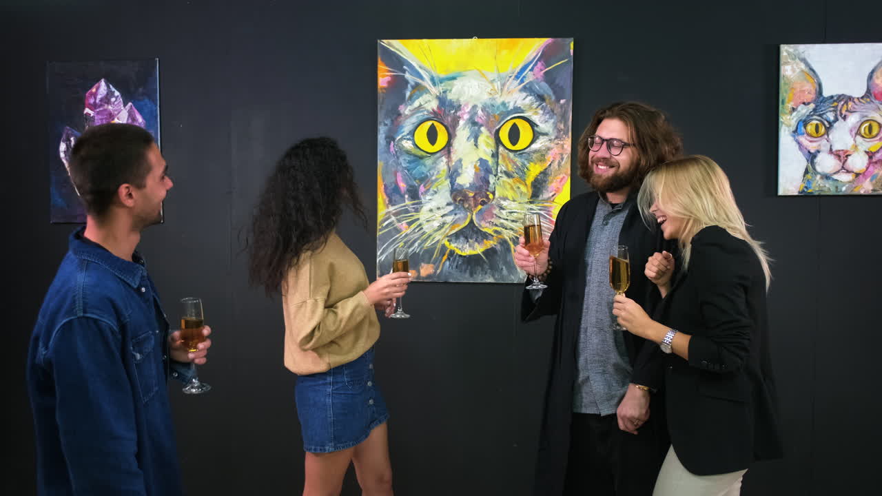 amigos celebrando en una galería de arte