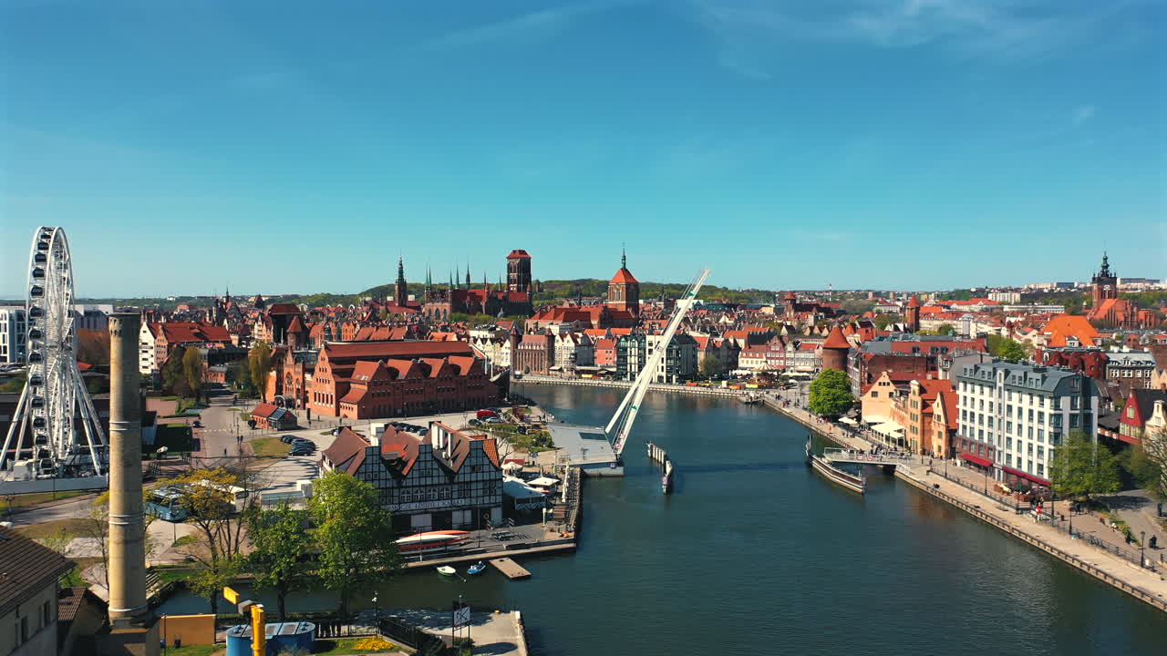 vista aérea de un avión no tripulado volando sobre el río motlawa en gdańsk con la ciudad vieja en el fondo