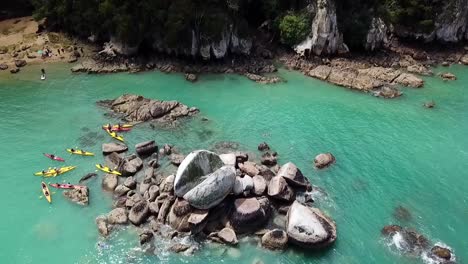 Drone-View-Of-Split-Apple-Rock-En-El-Parque-Nacional-Abel-Tasman,-Nueva-Zelanda