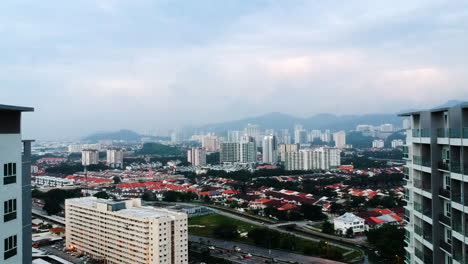 Metropolenstadt-Penang,-Malaysia,-Wolkenkratzer,-Hohes-Gebäude,-Drohnenvideo-Mit-Blick-Auf-Viele-Häuser