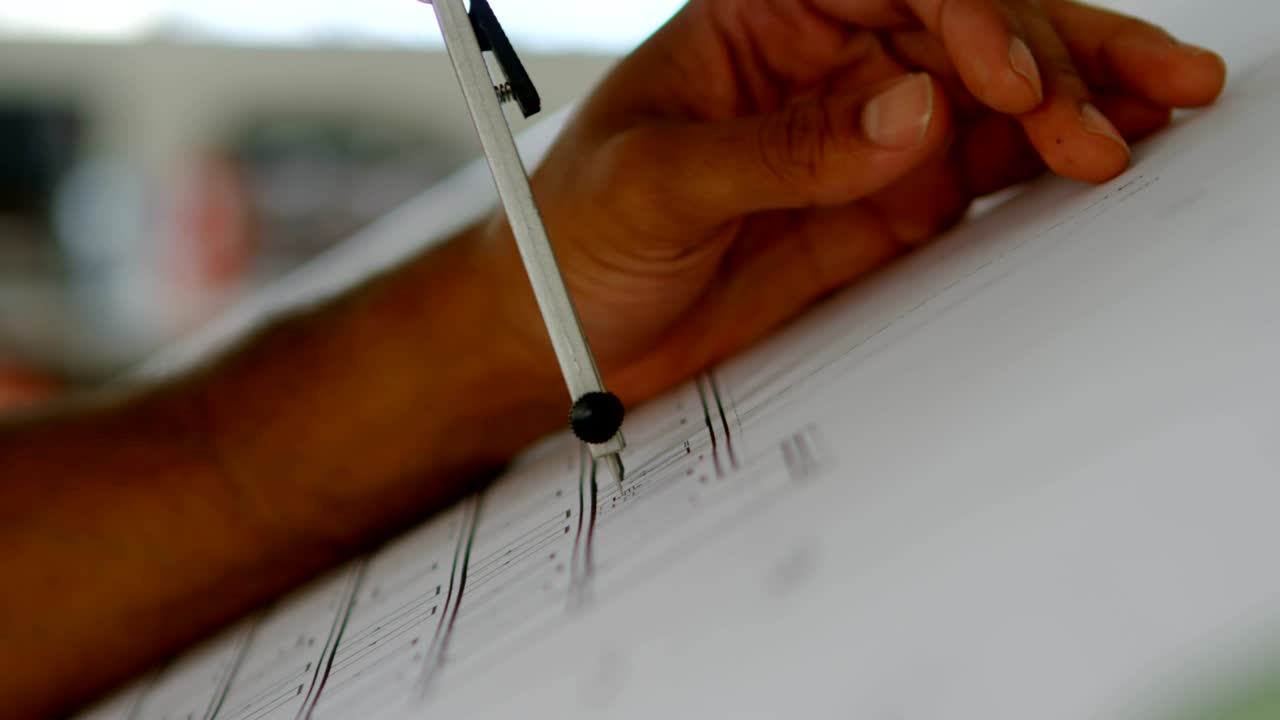 arquitecto trabajando en la oficina 4k