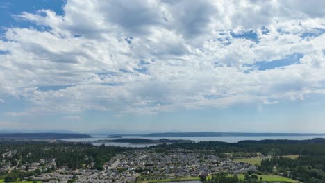 Lufthyperlapse-Von-Wolken,-Die-über-Die-Oak-Harbor-Gemeinde-Von-Whidbey-Island-Ziehen