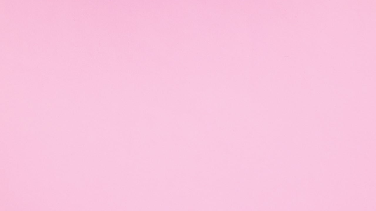 романтическая любовная рамка с зеленым экраном и красными сердцами на пастельно-розовой теме.