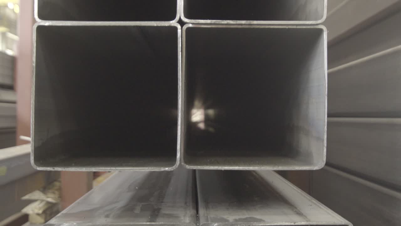 창고에 쌓인 사각형 강철 파이프