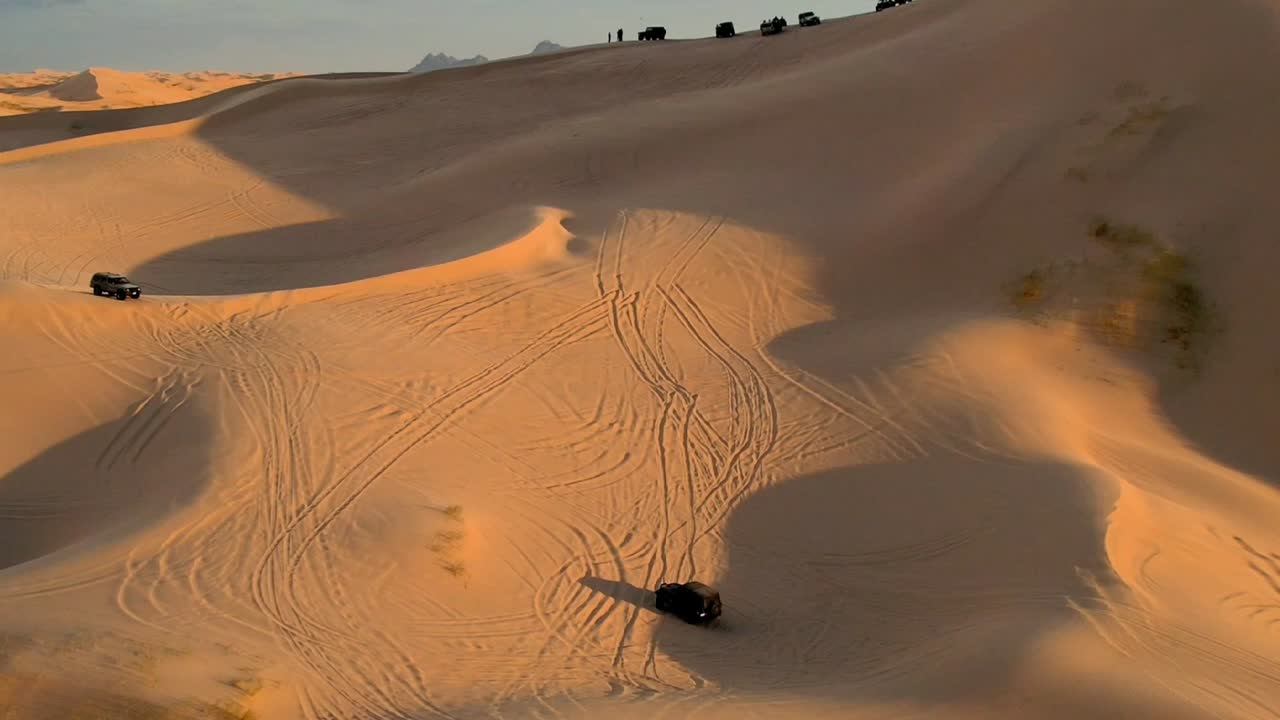 vehículos rodando sobre las dunas