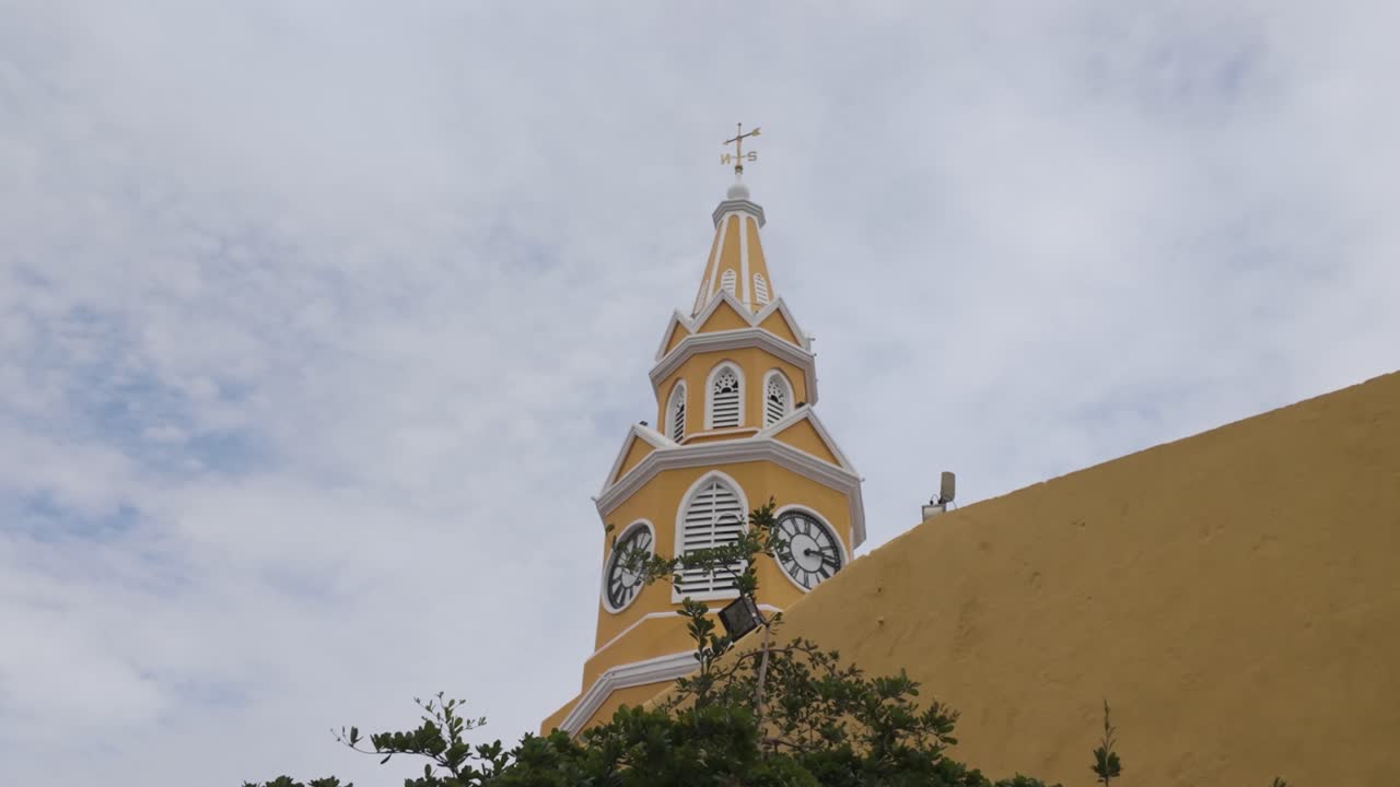 la torre del reloj es la puerta de entrada a la histórica cartagena, colombia.