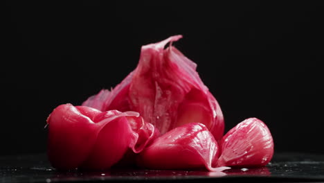 ajo entero fermentado, verduras encurtidas fermentadas. imágenes de alta calidad en 4k