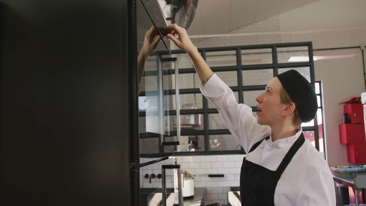 Chef che accende il forno