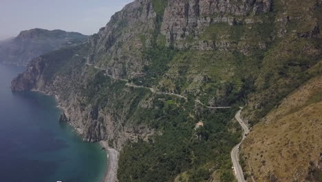 阿馬爾菲海岸公路 (amalfi coast road) 位於阿馬爾菲的阿瑪爾菲海岸 (amalfi coast)