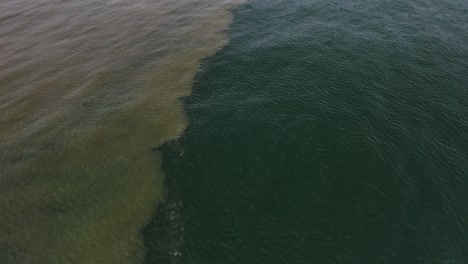 increíble fenómeno natural, mezcla de agua dulce y agua de mar en el océano, antena