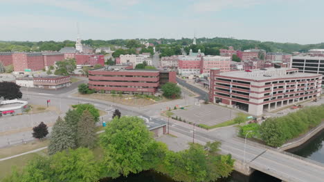 Die-Luftaufnahme-Zeigt-Bangor,-Maine:-Innenstadt,-Kirche,-Garage-Und-Flussszene