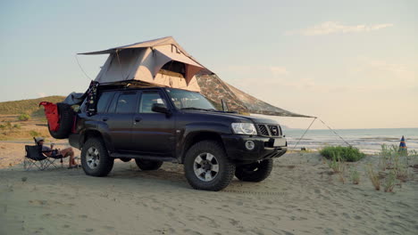 Frau-Campt-In-Ihrem-Auto-Am-Strand