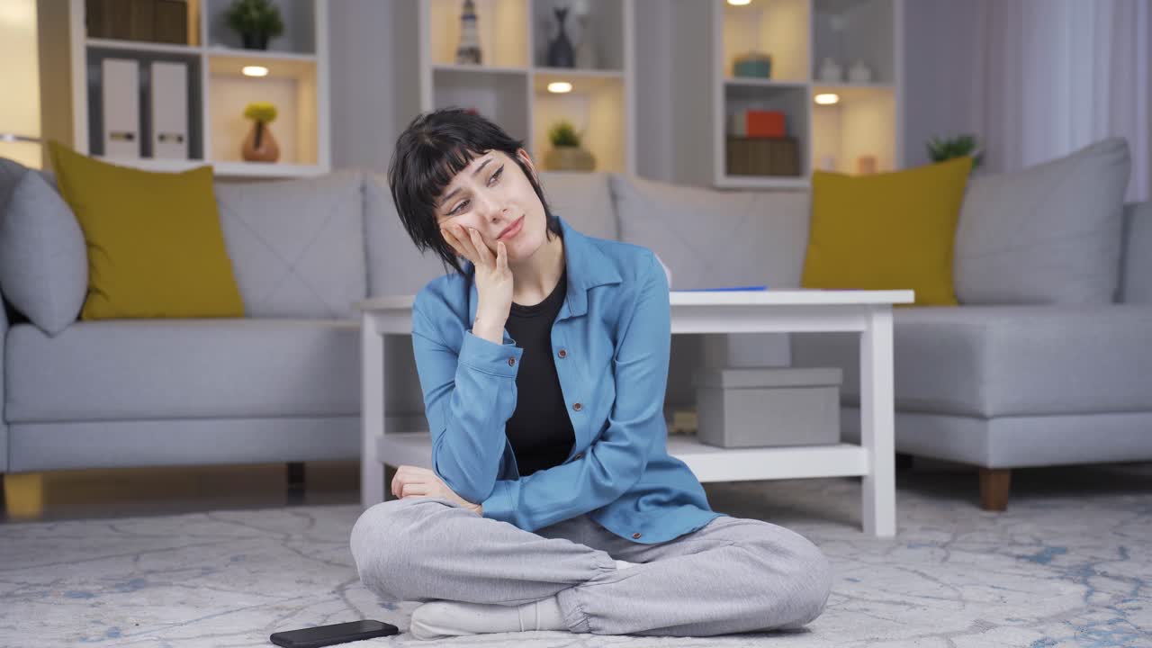 사랑에 빠진 젊은 여성은 행복해집니다.