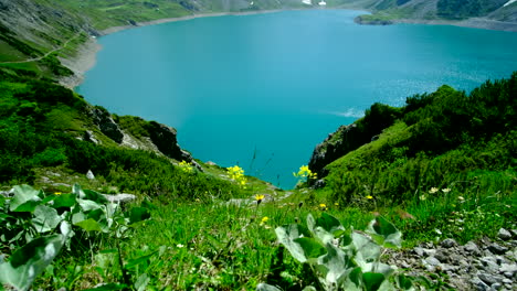 una forma de cuenca de un lago azul