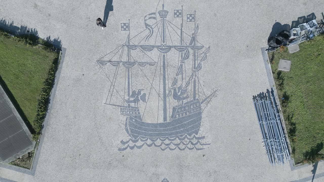 이 보도의 조감도는 아이콘이자 동시에 포르투갈과 유럽의 전통, 발견의 시대, 포르투갈 역사의 이정표를 나타내는 상징과 인물의 지점입니다.