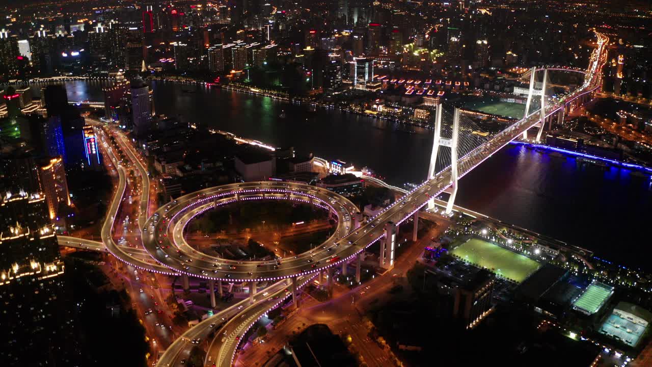 escena de video aéreo del tráfico en el puente de nanpu spiral road noche hora de la puesta del sol con transporte en tierra concepto, shanghai, china en video 4k