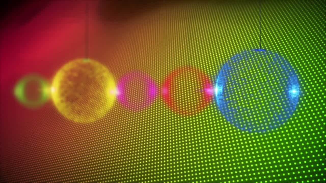 animación de decoraciones de árboles de navidad sobre fondo verde