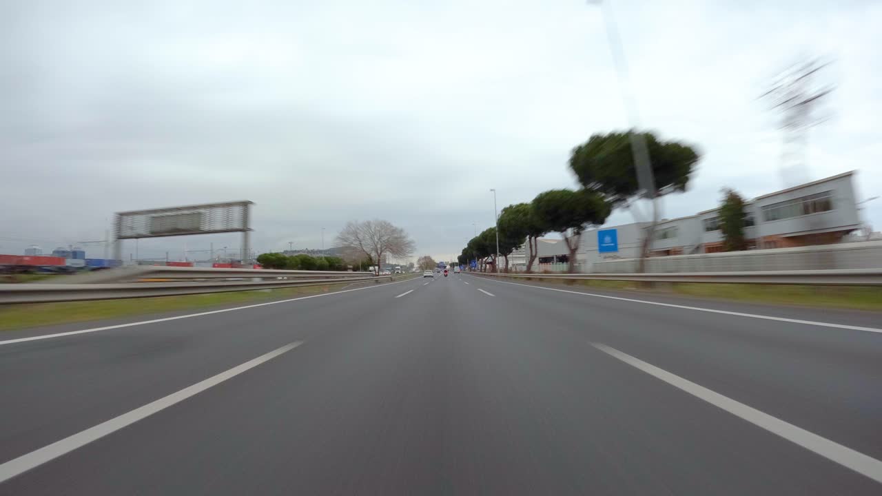 conduciendo un automóvil en la autopista de barcelona en españa, cámara rápida montada en el día nublado delantero